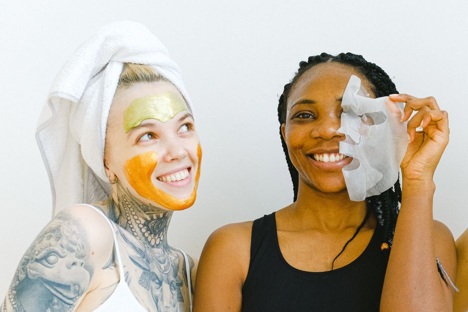 Prijateljice zajedno u skincare ritualu