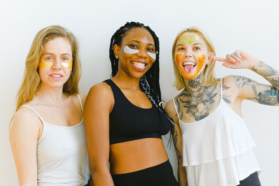Nasmijane žene tijekom beauty tretmana