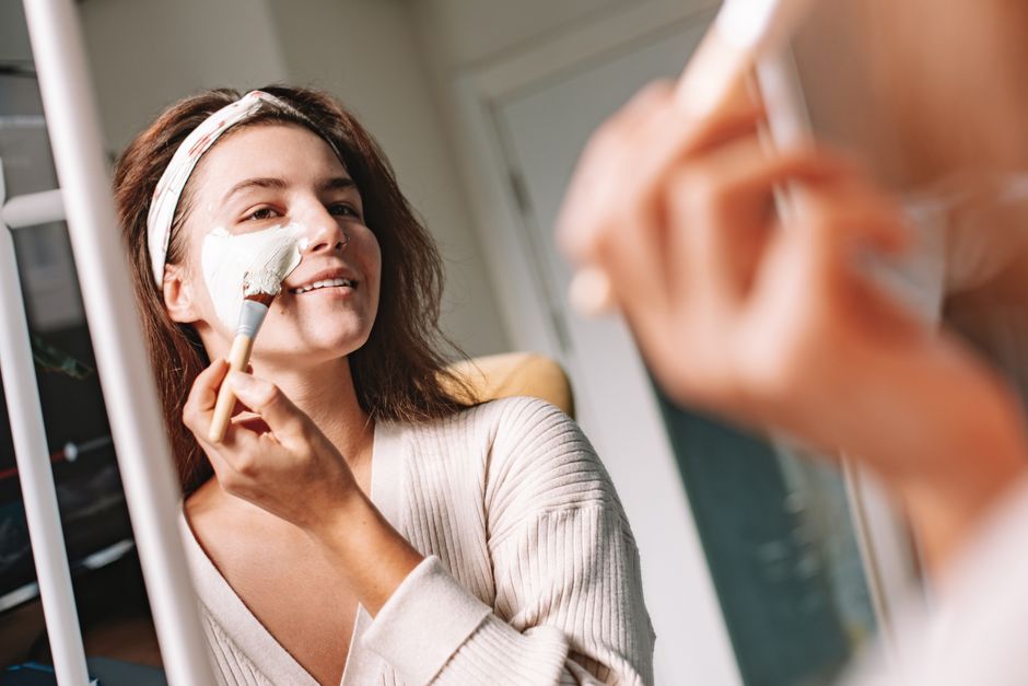 Nanošenje maske za lice kistom uz zrcalo