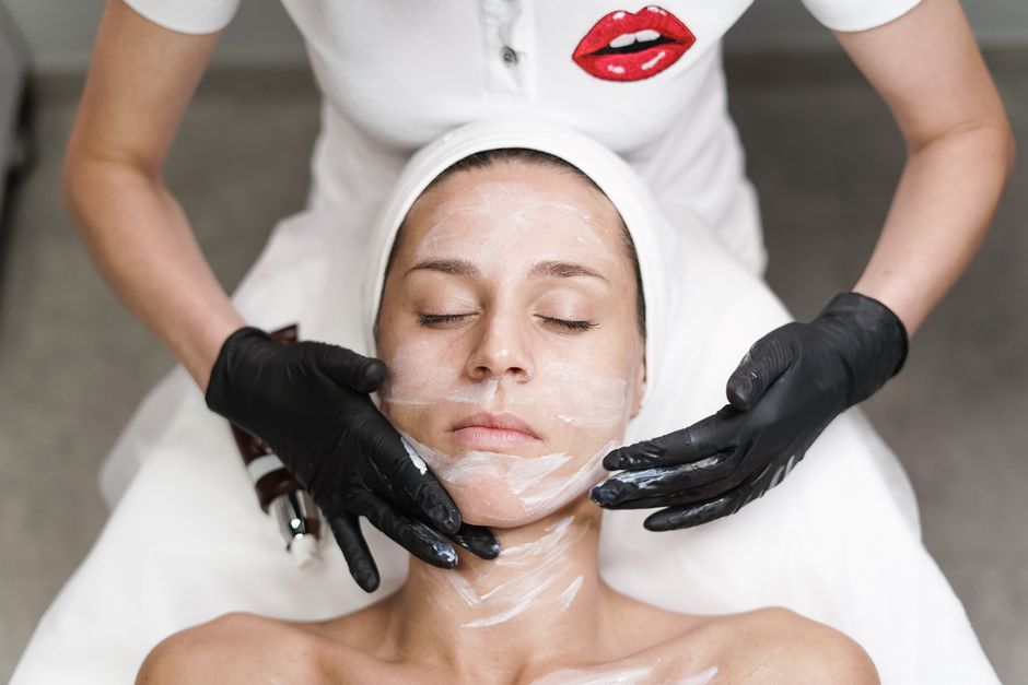 Žena prima tretman lica u spa salonu